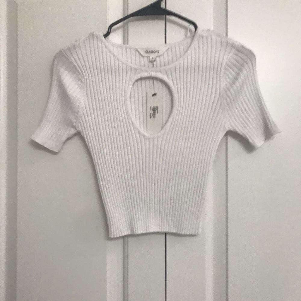 White keyhole top